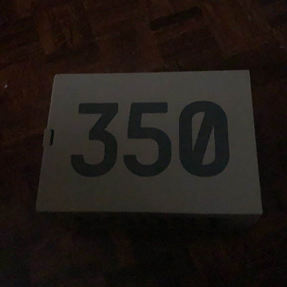 I am selling the yeezy 350 boost triple cream white’s. They have been worn - Picture 3 of 3